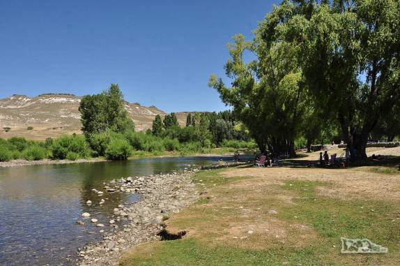 Um rio de águas cristalinas corta a simpática Junín de Los Andes, na Argentina